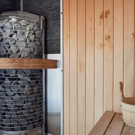 Summer Waves In Alezzi Pool&spa-parking