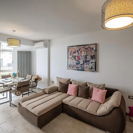 Summer Waves In Alezzi Pool&spa-parking