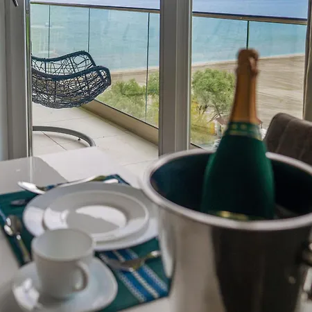 Summer Waves In Alezzi Pool&spa-parking