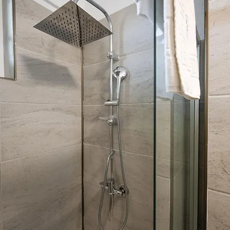 Summer Waves In Alezzi Pool&spa-parking *