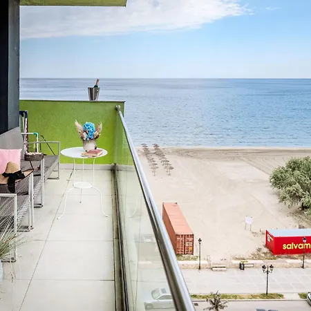 Summer Waves In Alezzi Pool&spa-parking