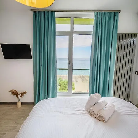 Summer Waves In Alezzi Pool&spa-parking Navodari