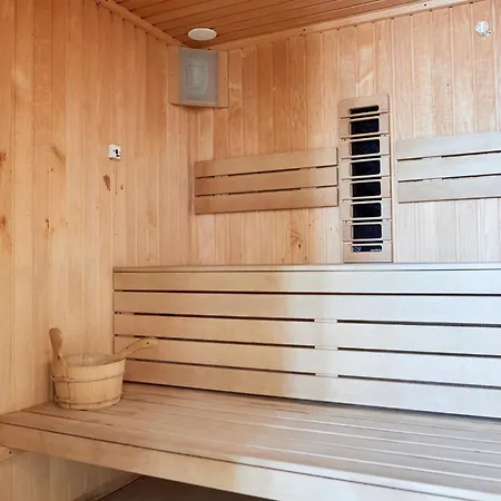 Summer Waves Pool&spa-parking Daire Navodari