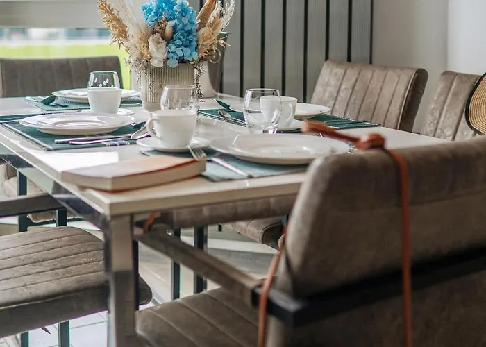 Summer Waves In Alezzi Pool&spa-parking